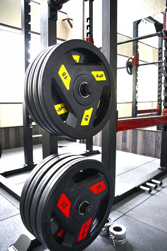 Олимпийский обрезиненный диск Aerofit AFPLC15 15 кг, черно-желтый