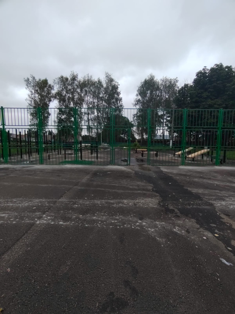 Универсальная спортивная площадка для баскетбола, футбола, волейбола 28х15м. с ограждением 32х19м 