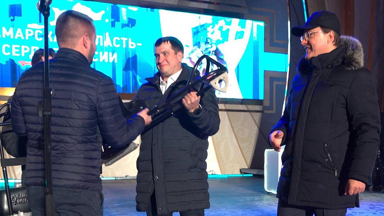 Сани для следж-хоккея нашего производства глава Самарской области  передал в дар Паралимпийскому комитету России.